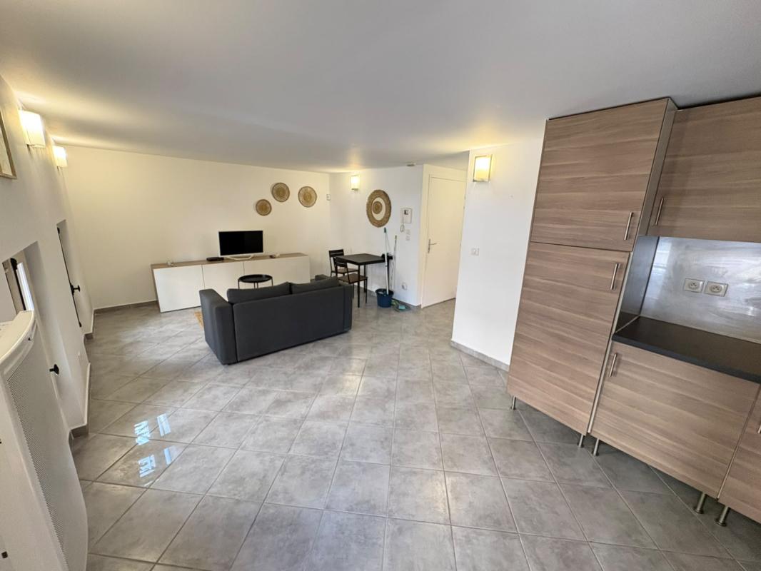 T2 MEUBLE 1ER ETAGE JOLIETTE - Miniature 3