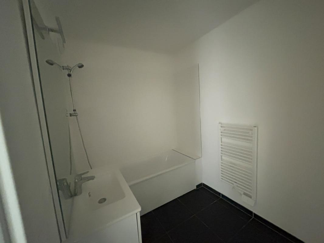 Spacieux T4 de 98m² avec une terrasse de 17m² - Miniature 9