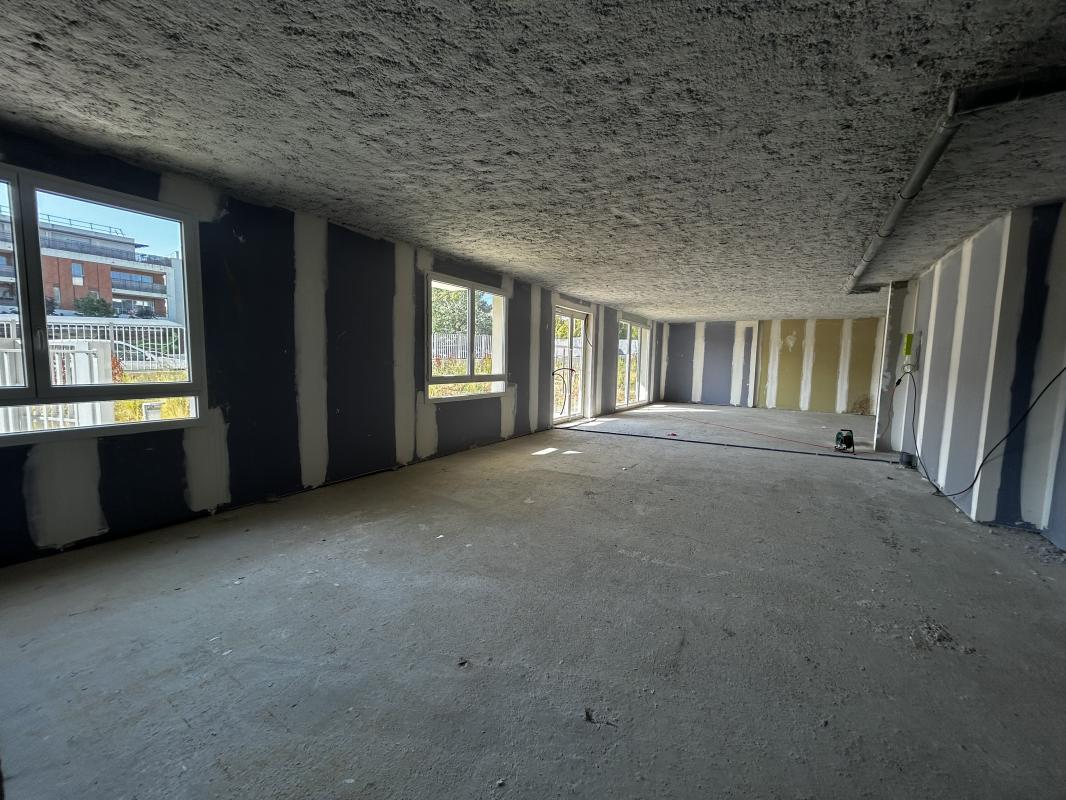 A LOUER LOCAL NEUF 111 M², photo 1 sur 9
