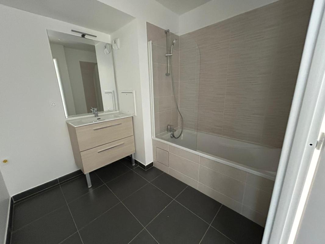 BEAU T3 DE 65M² AVEC BALCON + PARKING ( non meublé) - Miniature 9