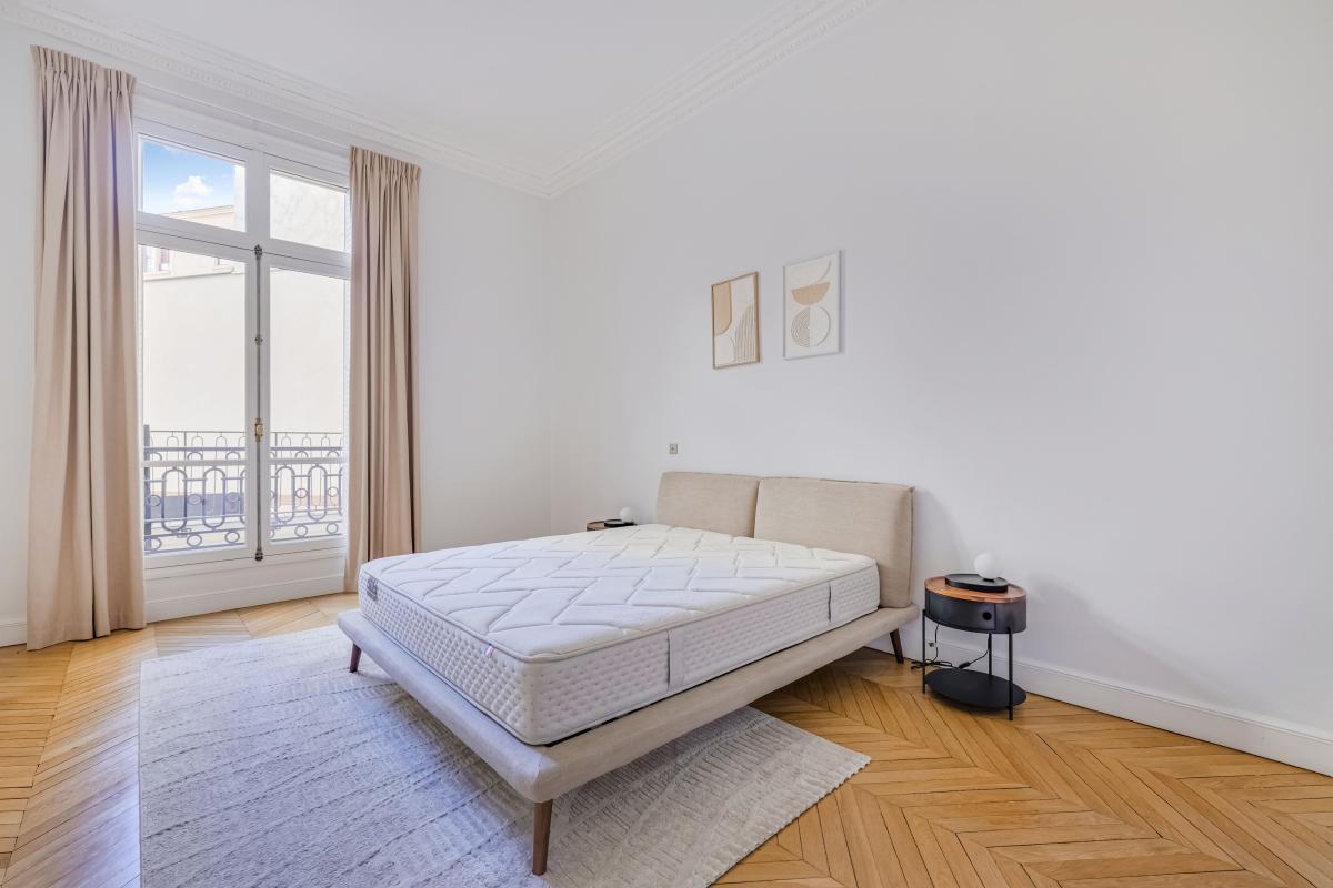 SUPERBE APPARTEMENT MEUBLE DE 230 m² - BAIL CIVIL - Miniature 9