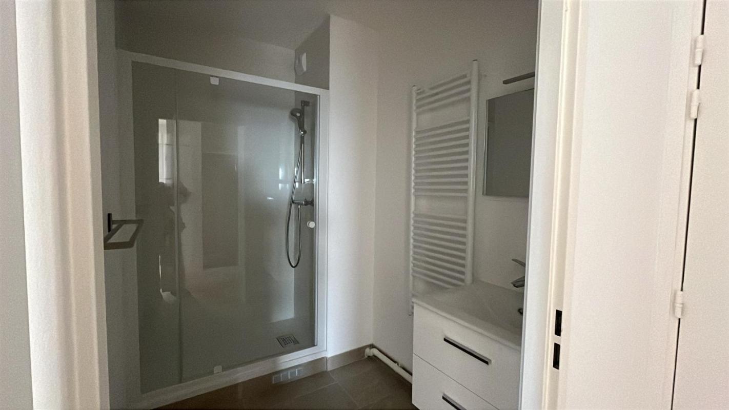Grand T4 de 84m² au dernier étage - Miniature 10
