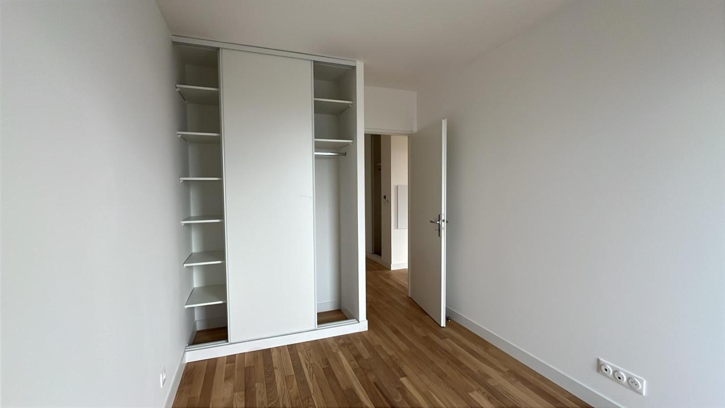 Grand T4 de 84m² au dernier étage - Miniature 6