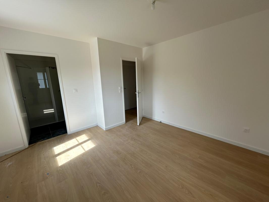 Grand T4 de 92m² au dernier étage avec une terrasse de 40m² - Miniature 10