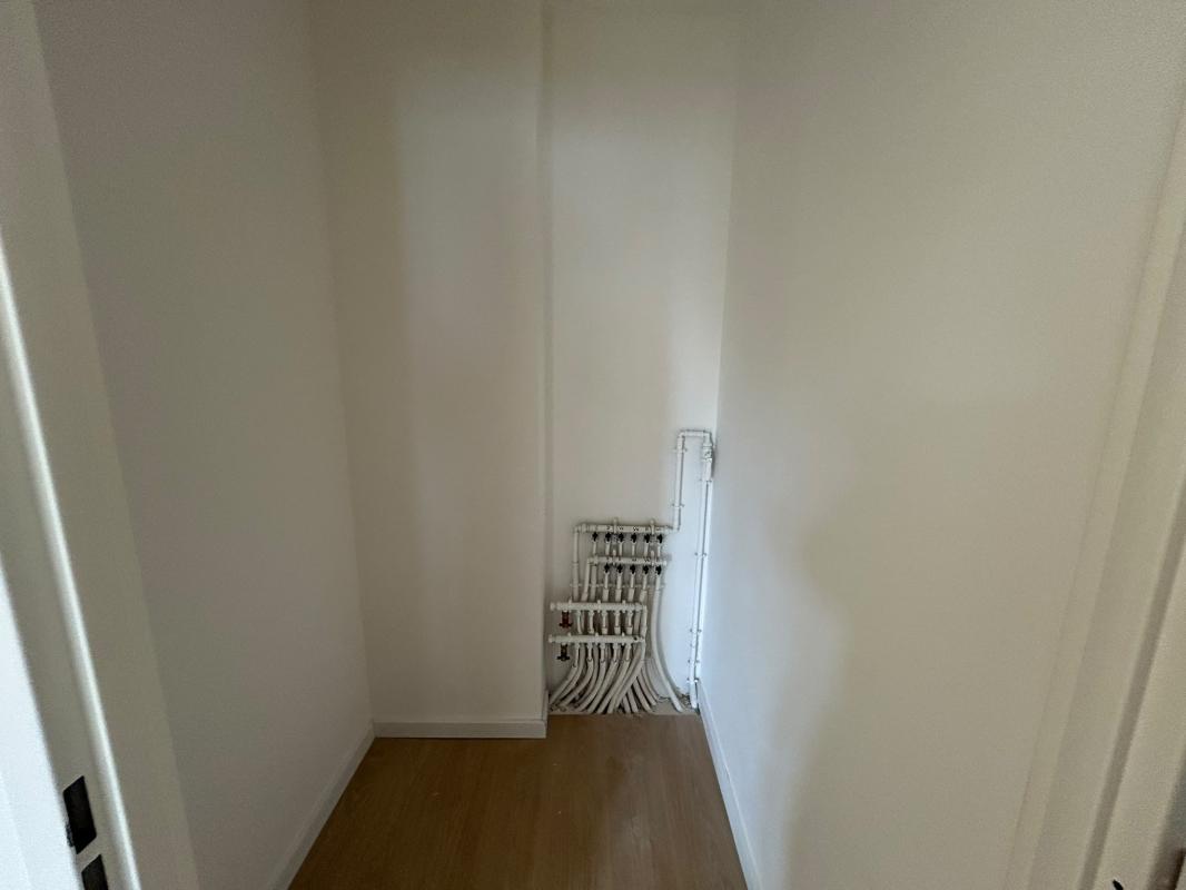 Grand T4 de 92m² au dernier étage avec une terrasse de 40m² - Miniature 13