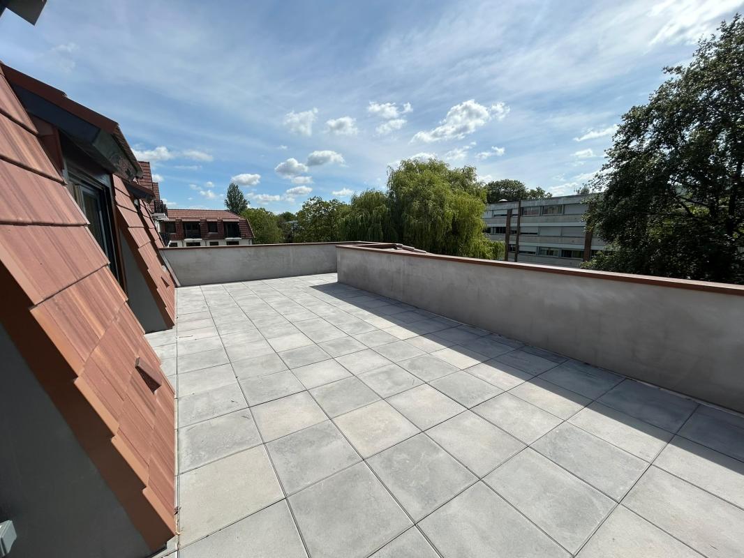 Grand T4 de 92m² au dernier étage avec une terrasse de 40m² - Miniature 3