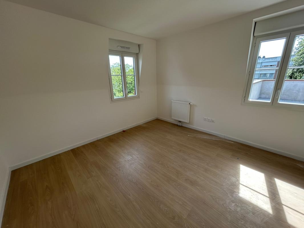 Grand T4 de 92m² au dernier étage avec une terrasse de 40m² - Miniature 6