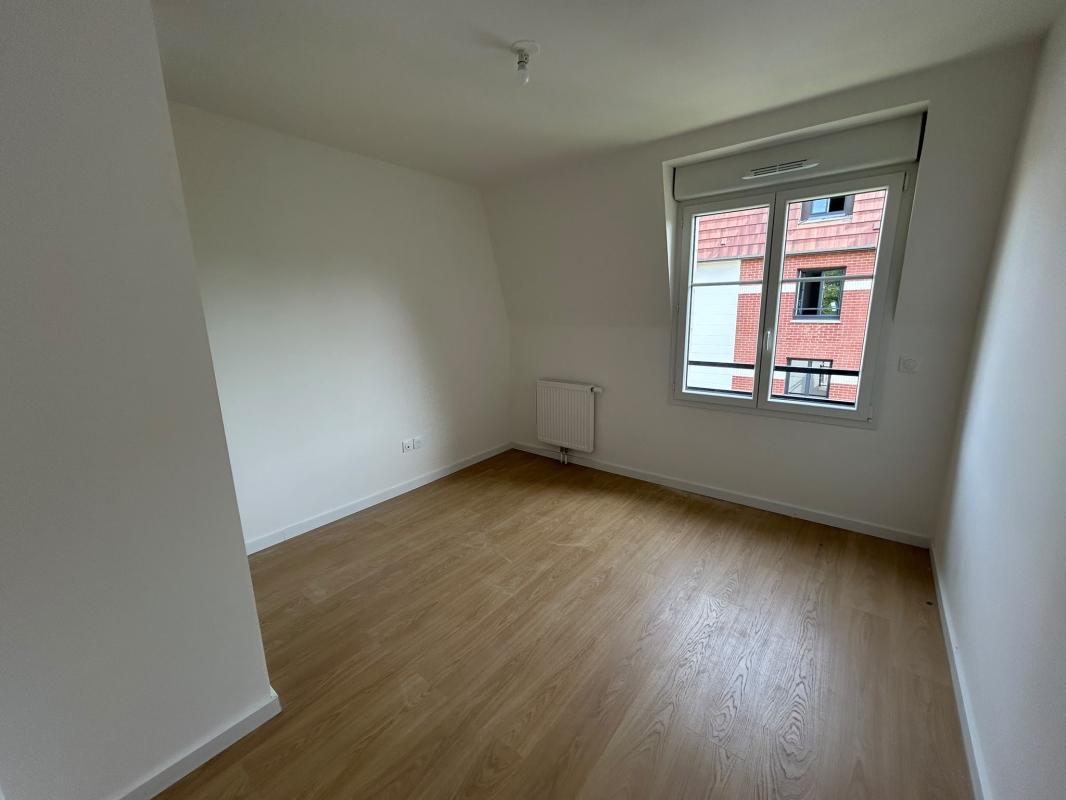 Grand T4 de 92m² au dernier étage avec une terrasse de 40m² - Miniature 9