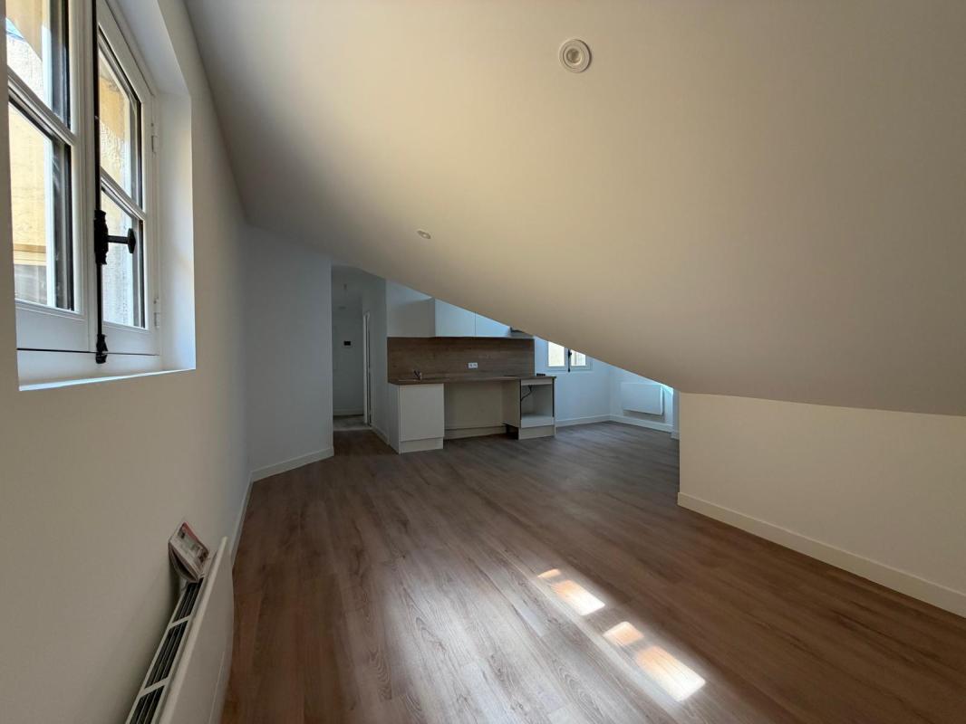 T2 SOUS LES TOITS RENOVE PROCHE JOLIETTE - Miniature 3
