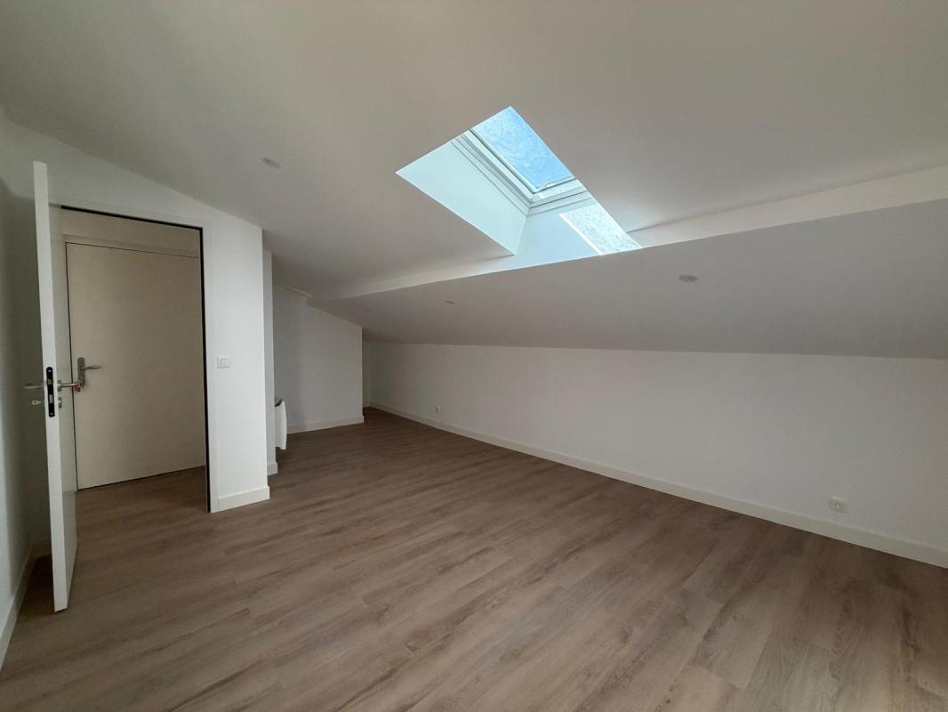 T2 SOUS LES TOITS RENOVE PROCHE JOLIETTE - Miniature 5
