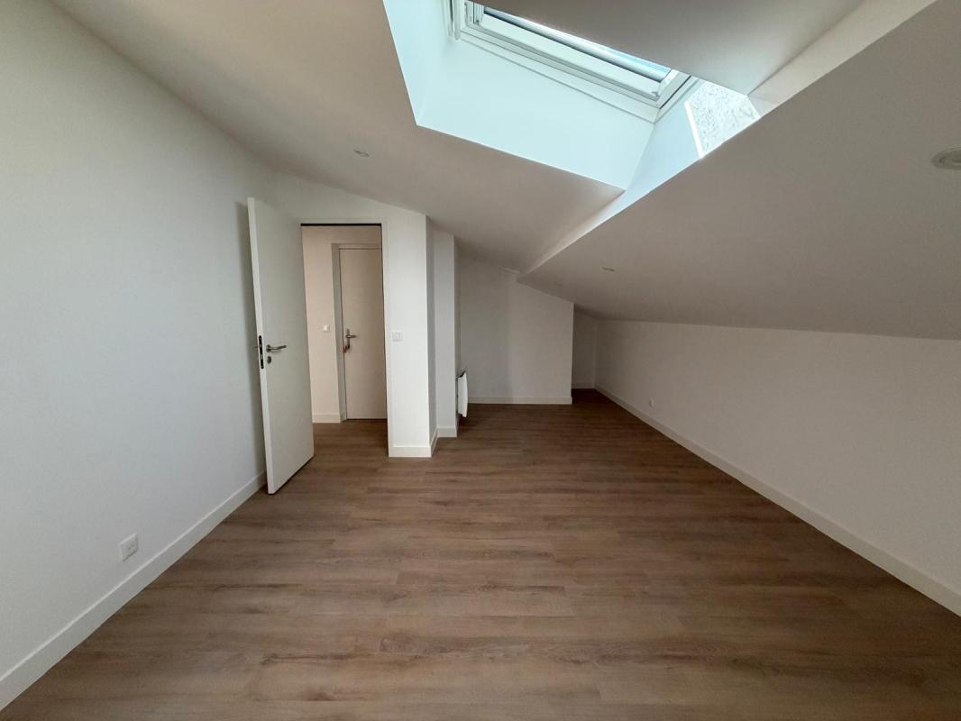 T2 SOUS LES TOITS RENOVE PROCHE JOLIETTE - Miniature 6