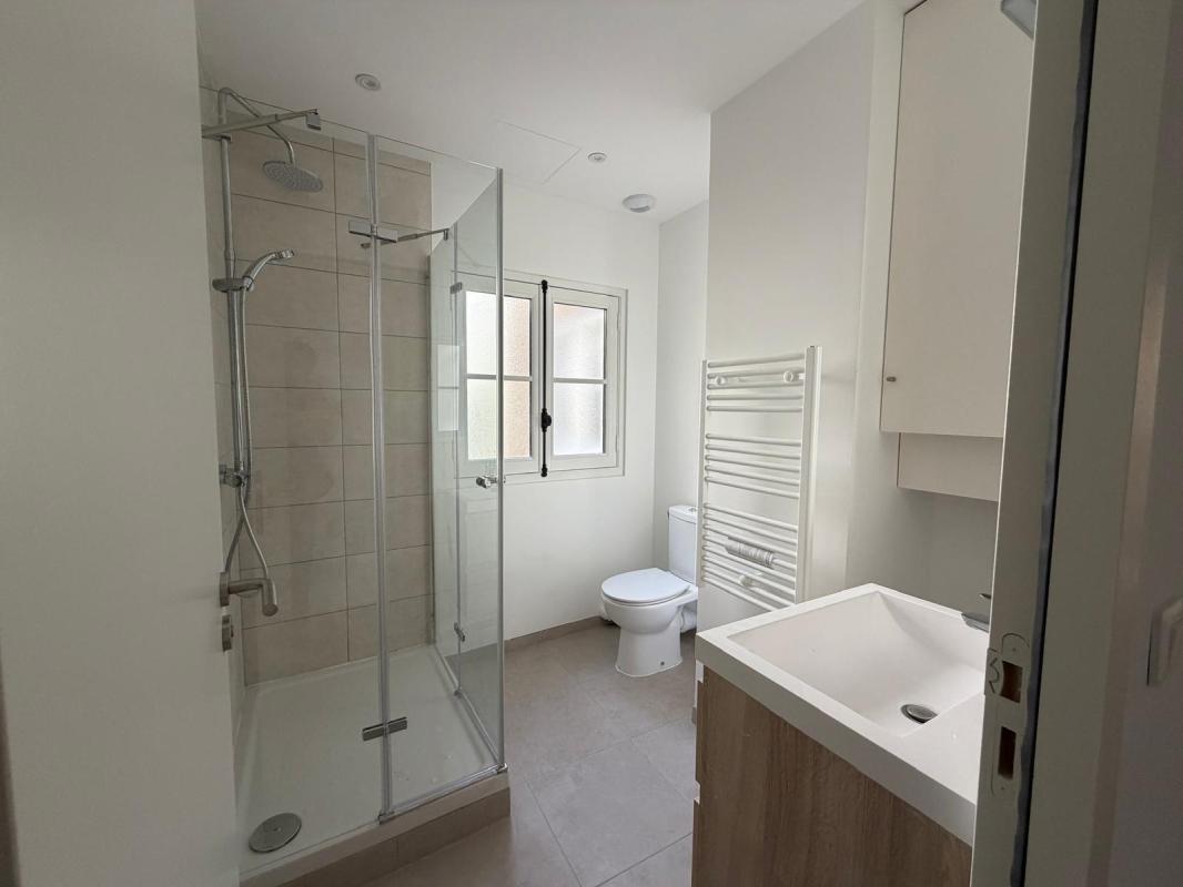 T2 SOUS LES TOITS RENOVE PROCHE JOLIETTE - Miniature 9