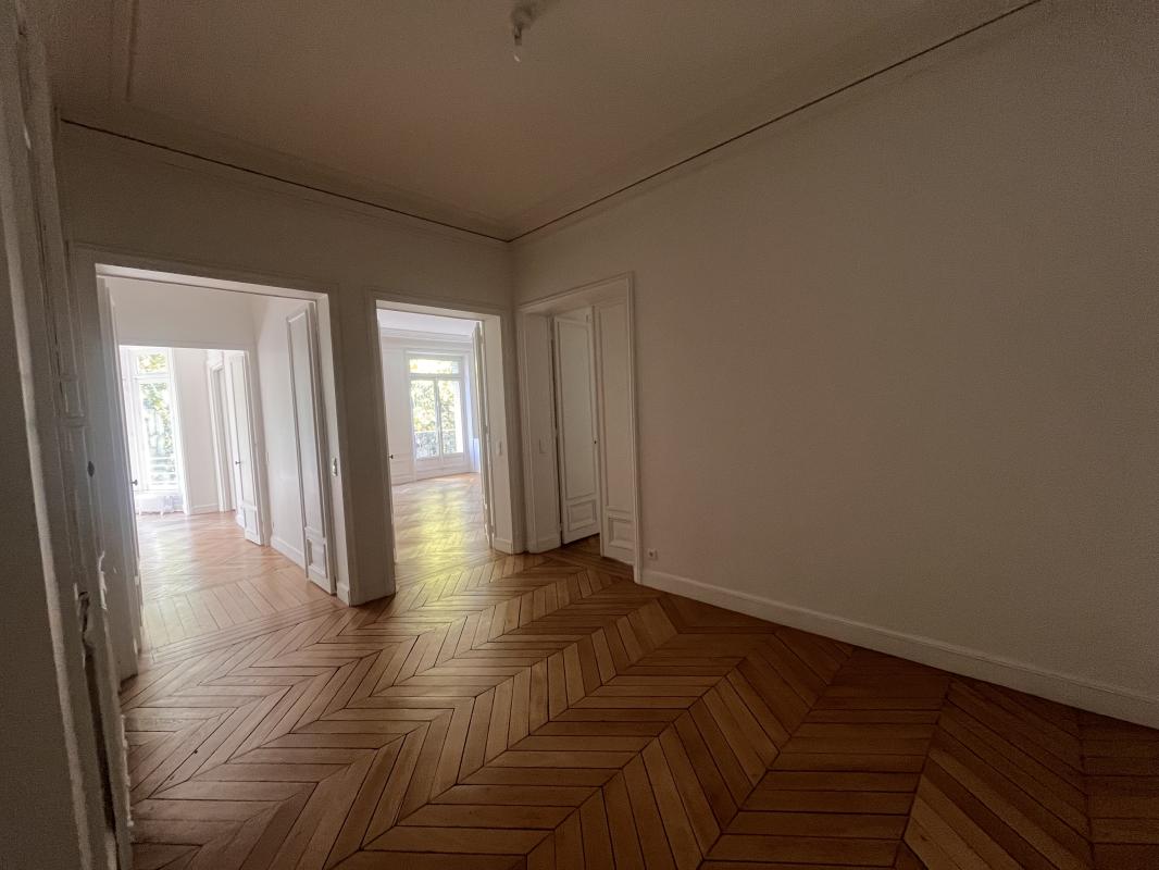 SUPERBE T5 DE 180m² au 2ème étage - BAIL CODE CIVIL - Miniature 4