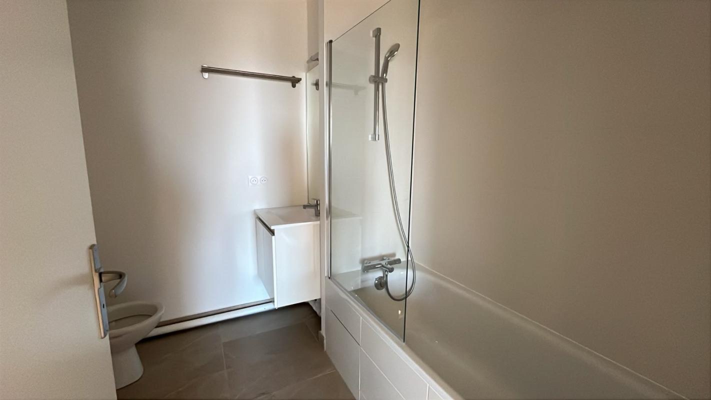 Lumineux T3 de 58m² avec sa terrasse de 36m² - Miniature 9