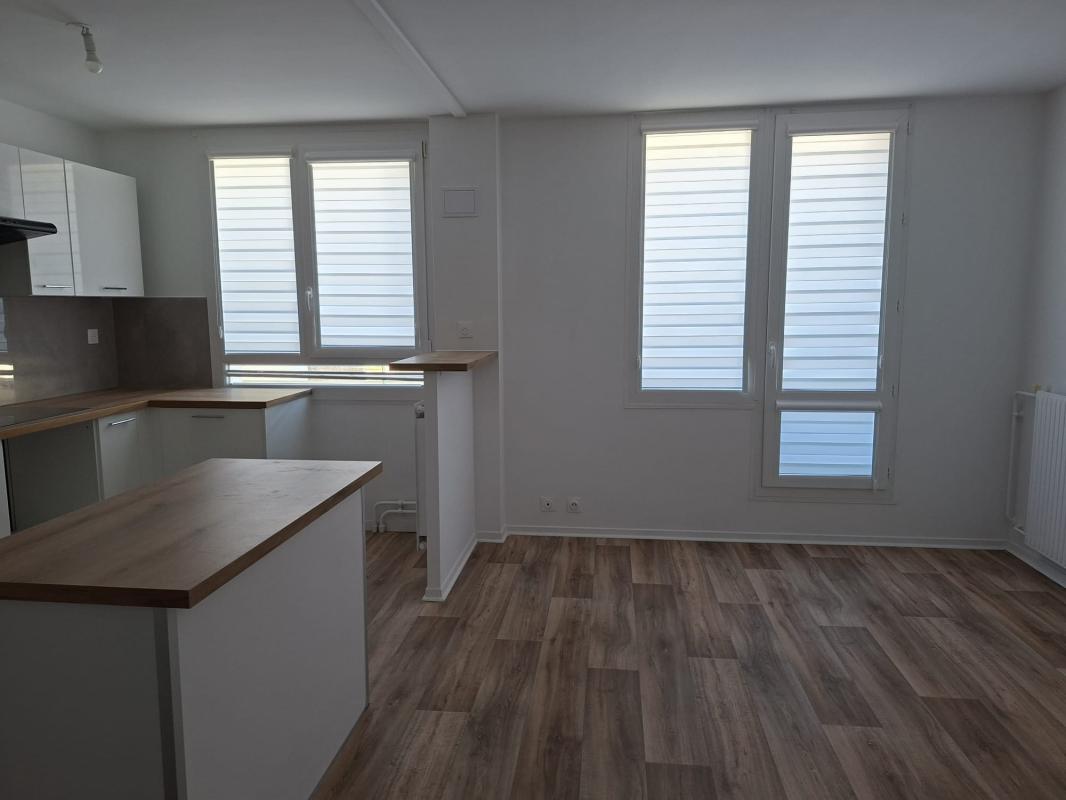 TRAPPES CENTRE – APPARTEMENT T5 RÉNOVÉ AVEC BALCON – PROCHE GARE, 5 pièces, 97,3 m² à Trappes