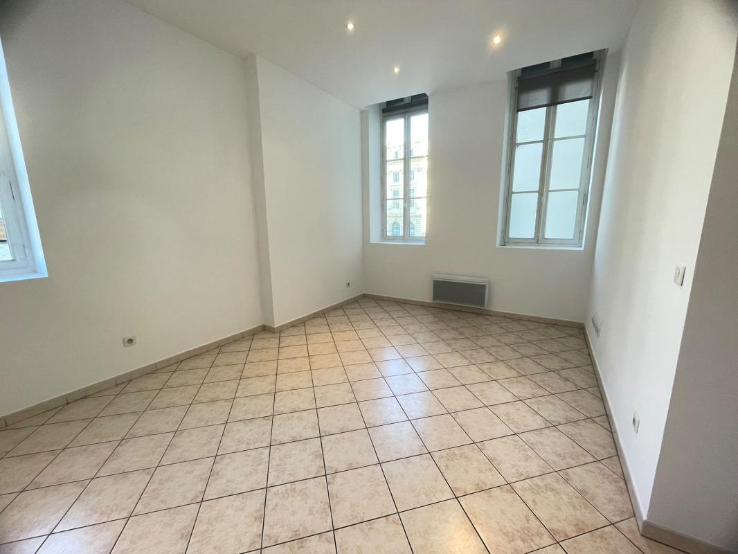APPARTEMENT TYPE 2 VIEUX PORT - Miniature 3