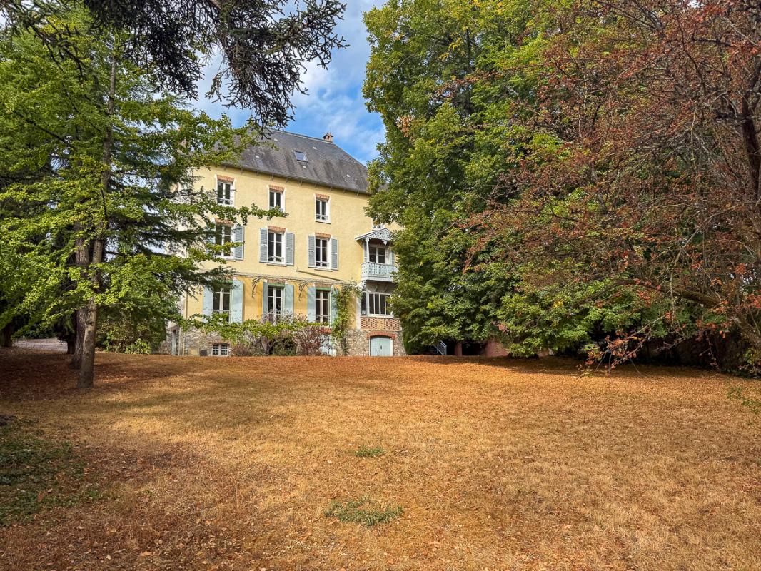 Maison de Maitre du 19 ème rénovée avec piscine et parc de 2800 m2
