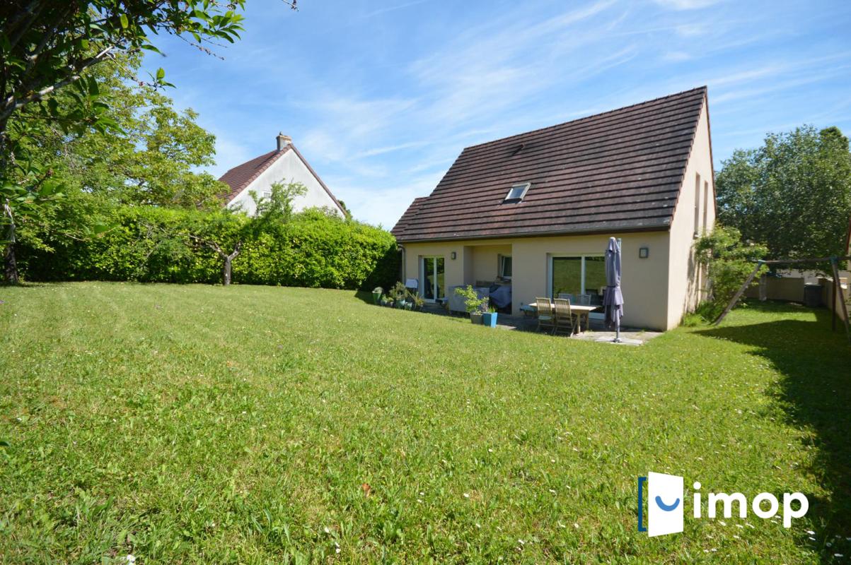 À Talant, maison familiale 7 pièces avec jardin et double garage, proche commodités