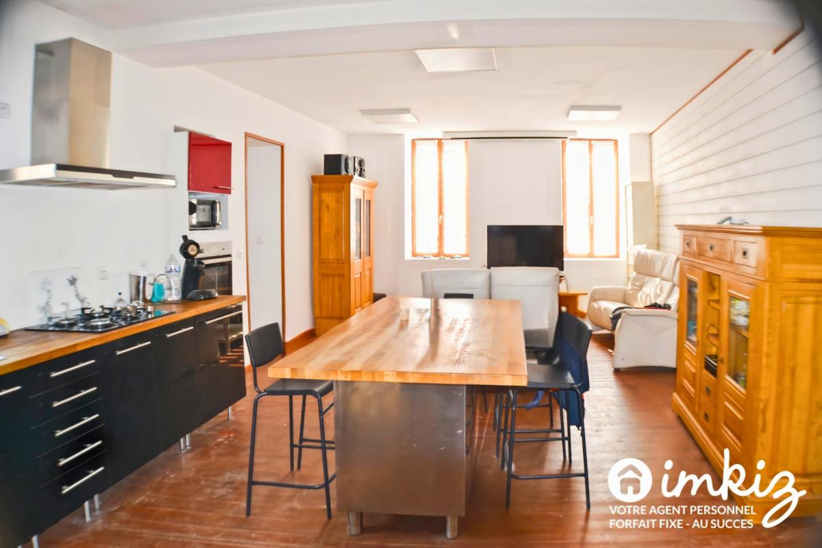 Maison 5 pièces de 140 m² avec cour et préau