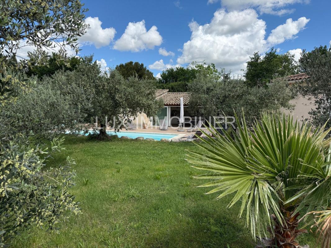 NOVES - VILLA D'ARCHITECTE, PISCINE POOL-HOUSE, CENTRE CALME