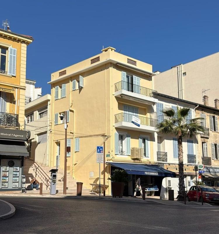 EMPLACEMENT N°1 LE CANNET MAIRIE DUPLEX + TOIT-TERRASSE – AUCUNE CHARGE