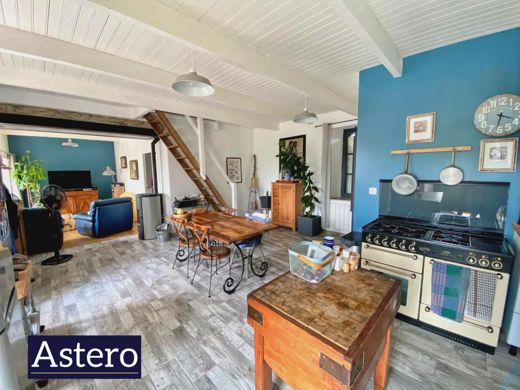 Maison familiale avec chambre au rez-de-chaussée, terrain constructible de 2 240 m² et dépendances