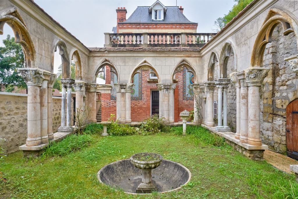 Lucie – Propriété du XIXème et son cloître
