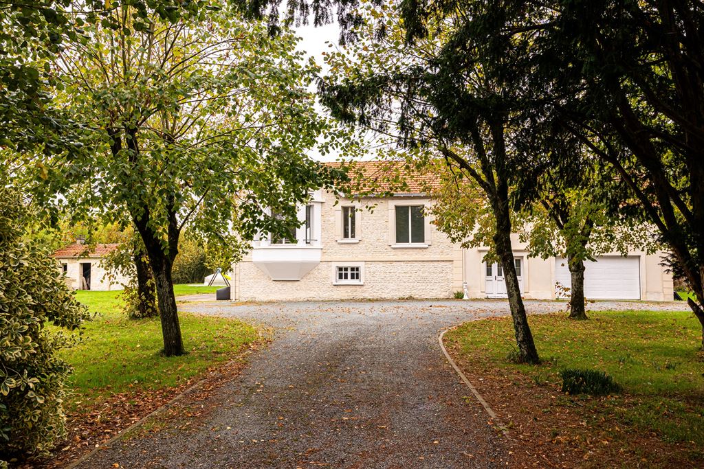 Maggy - Maison familiale de 182m2 aux portes de Niort - élégance et authenticité
