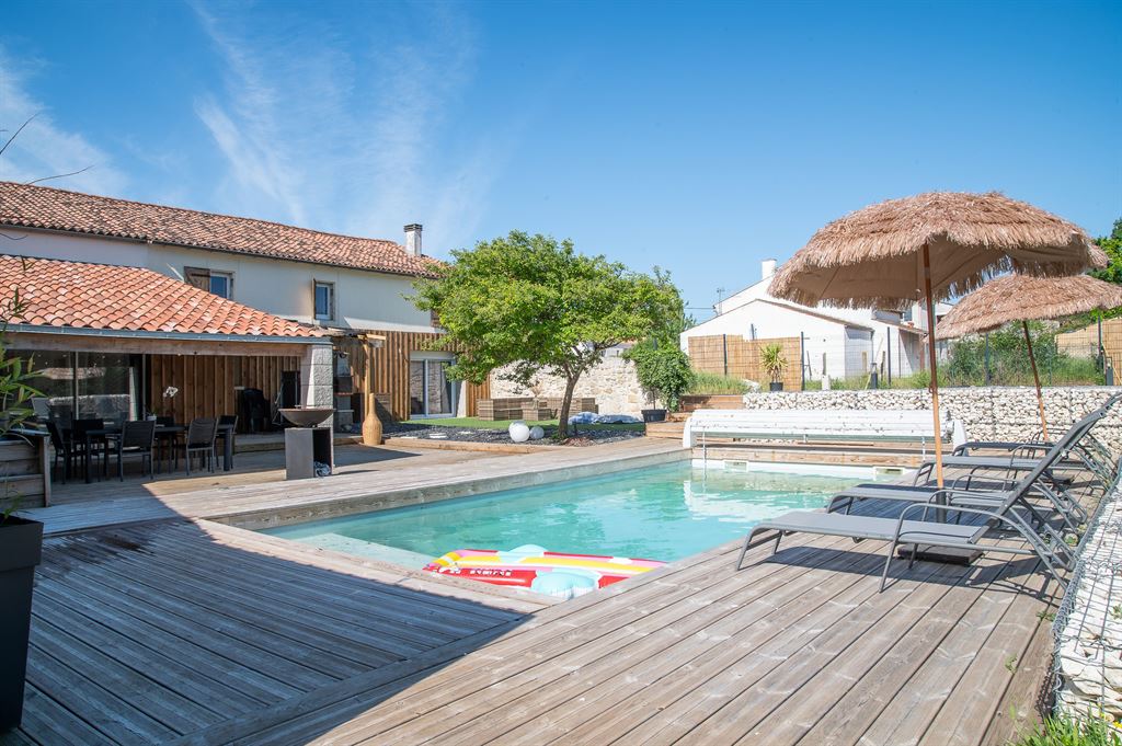 Julia - Maison familiale aux prestations soignées, avec piscine et jardin à Bords