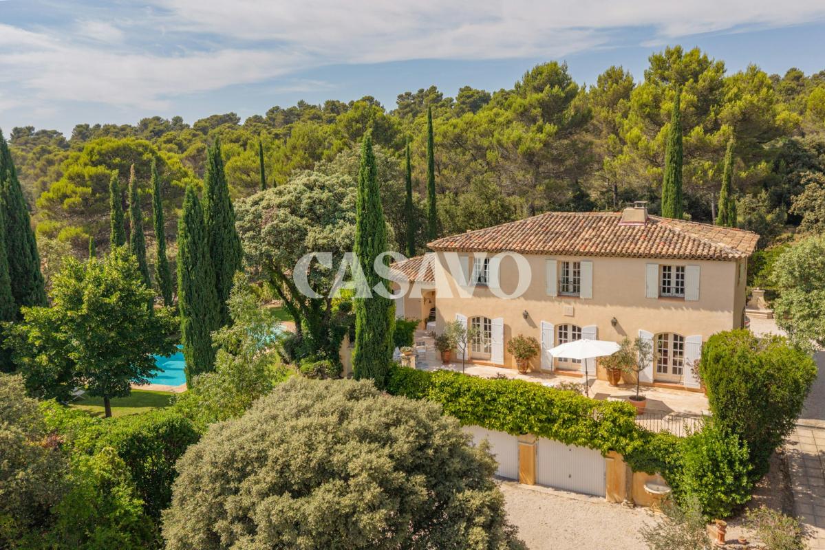Vente Villa 8 pièces de 272m² - 13100 Saint-Marc-Jaumegarde
