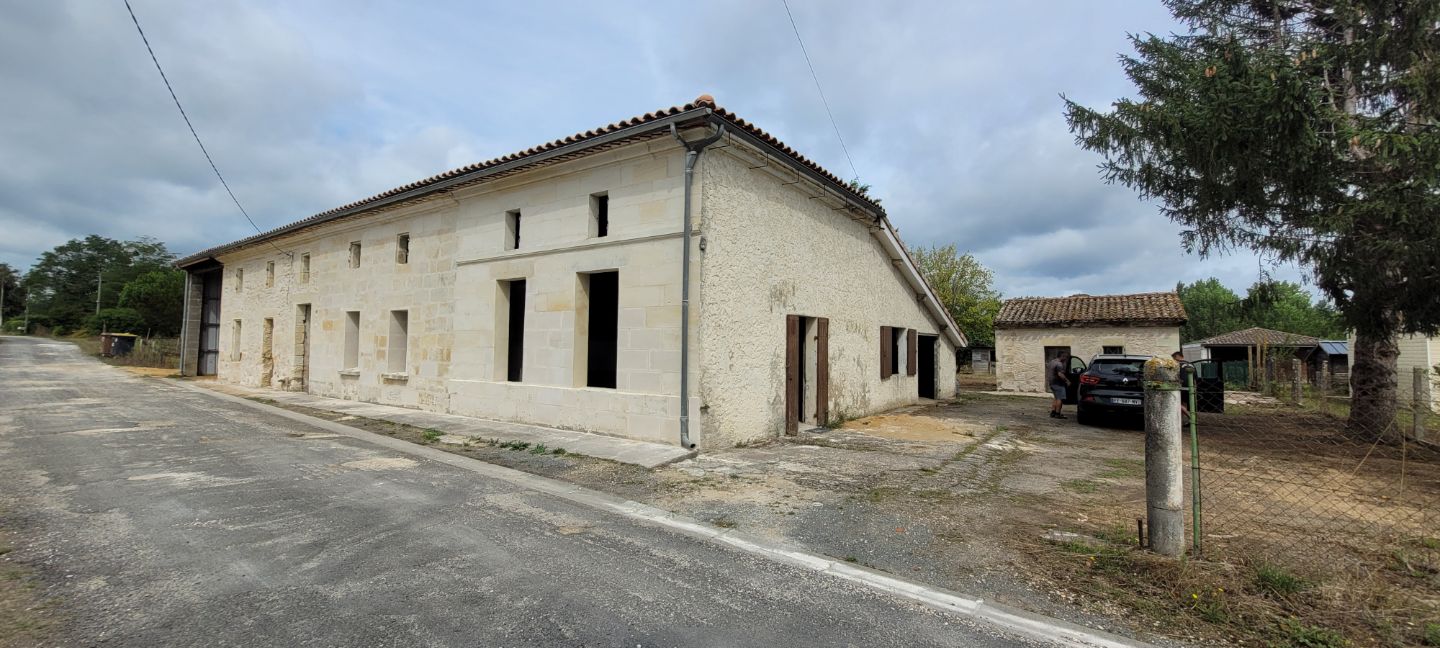 33230 LAGORCE-MAISON 225M² EN PIERRES A RENOVER ET 1600M² JARDIN