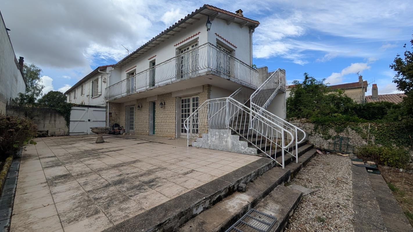 Maison atypique à retaper à Saint-Gelais – 90 m² Terrain 600 m² 3 chambres