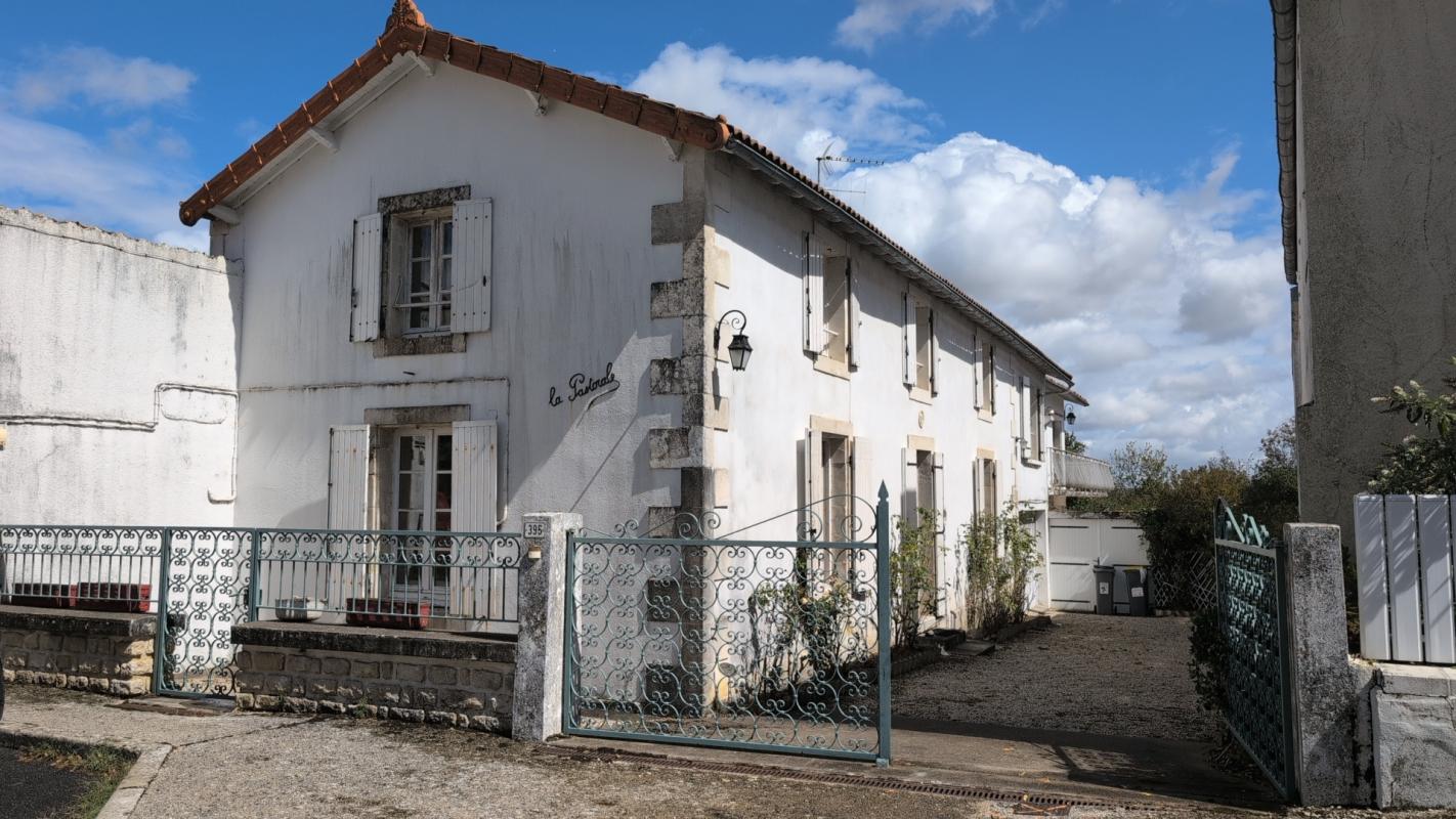 Maison en pierre à rénover à Saint-Gelais 97 m² 2 chambres