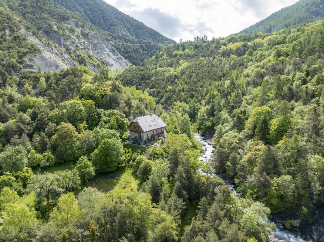 Ancienne ferme de charme rénovée avec gîte – 12 chambres – 3,3 ha de terrain – Hautes-Alpes