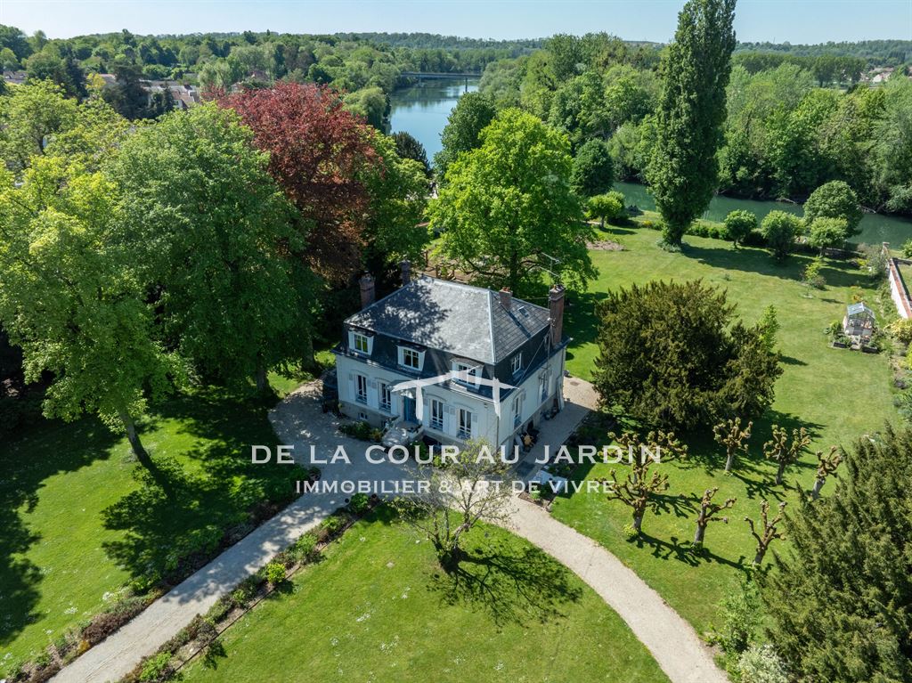 Elégante maison Mansart du XIXe avec parc arboré et vue sur la Marne