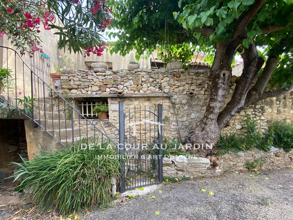Maison en coeur de village entouré de garrigue