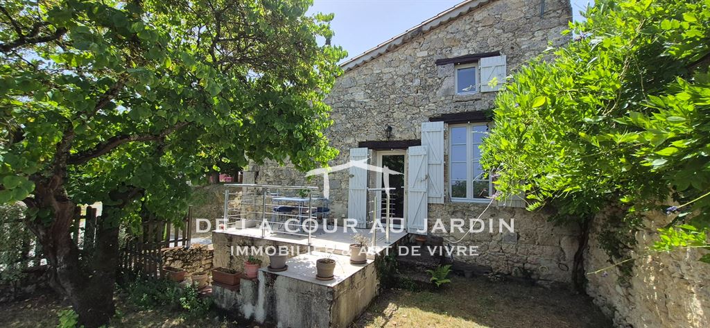 Maison de village avec terrasse et jardinet !