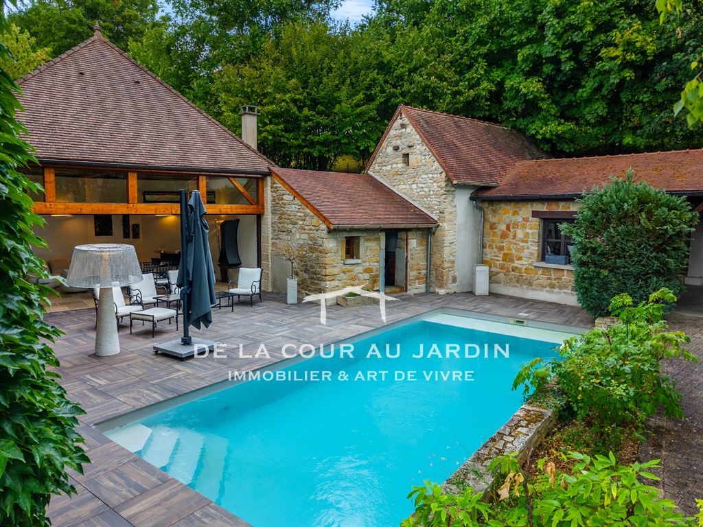 Propriété avec piscine en coeur de village