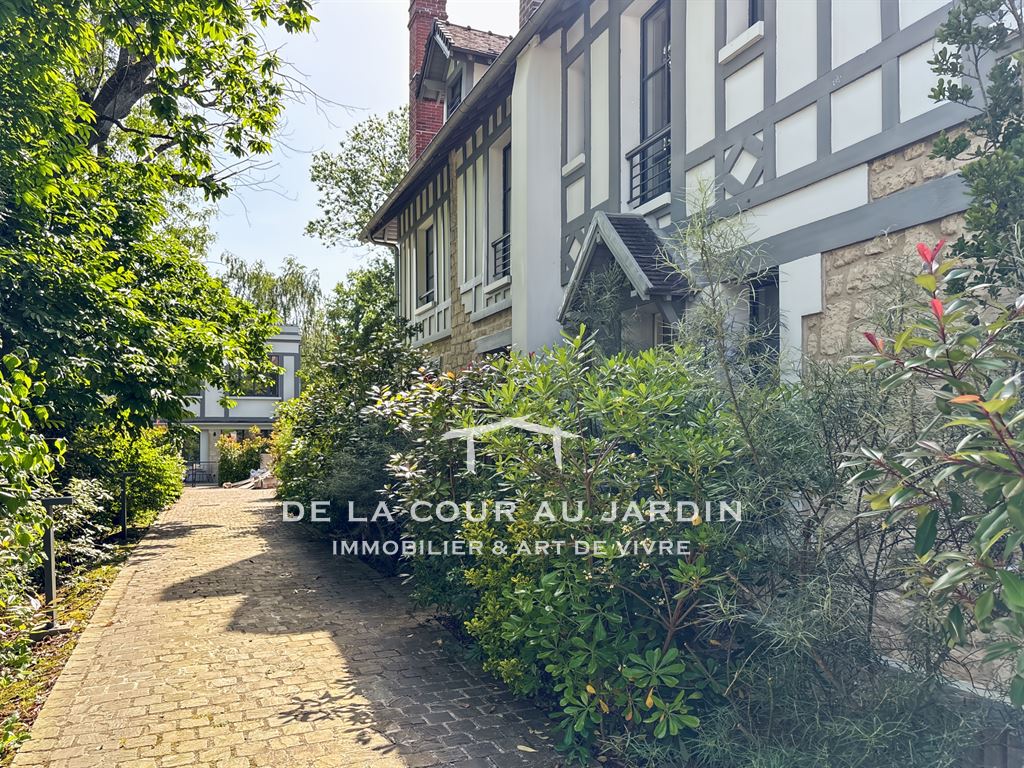 Vaucresson — Maison triplex à colombage 182 m², entièrement rénovée, domaine privé sécurisé