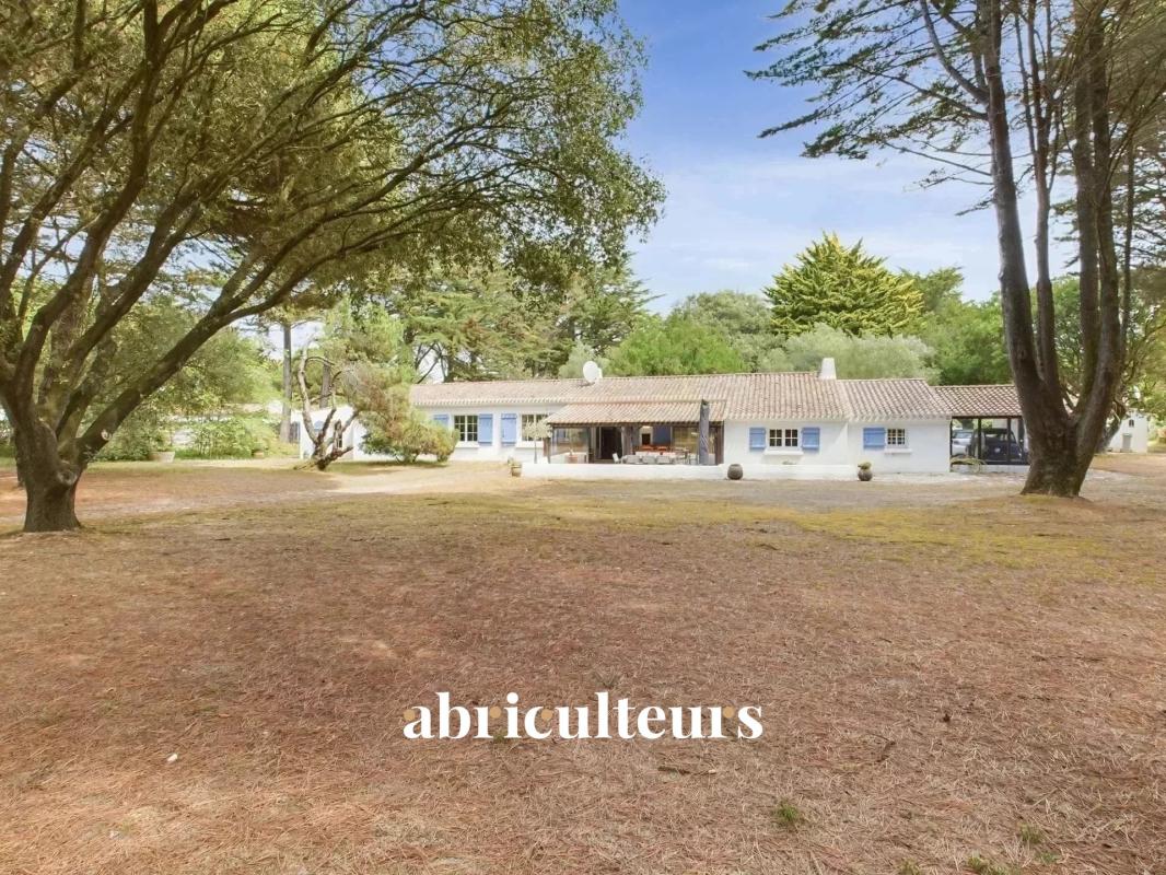 Grande villa de 200m² en front de mer - Très belle parcelle aux multiples possibilités - Plusieurs dépendances - L'Épine - Photo 2