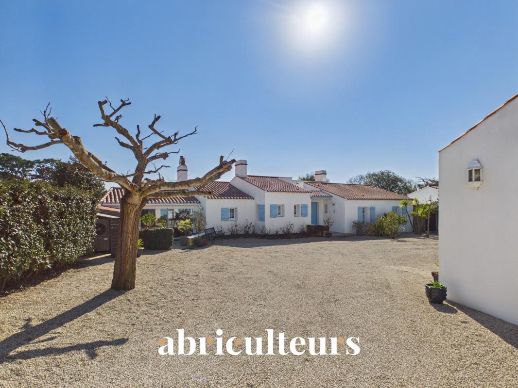 Ensemble de deux maisons de plain-pied 9 pièces – 200 m² – Trois terrasses, jardin arboré de 1000 m² – Calme absolu à Noirmoutier-en-l’Île - Photo 2