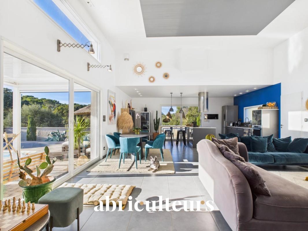 Villa d’Exception sur Jardin Arboré de 1 083 m² avec Piscine - Photo 4