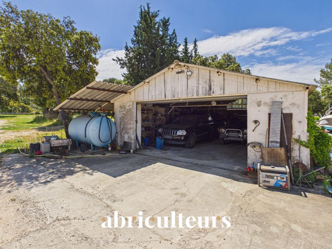 Propriété d'Exception à Grans : Maison en Pierre 254m2, 2 hangars, Dépendance, Piscine et fort potentiel sur 8 100 m² - Photo 5
