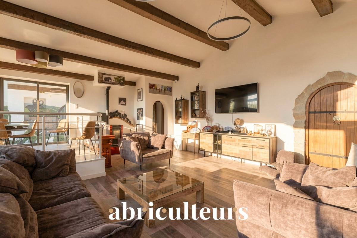 Demeure de caractère rénovée à Fuveau : 245 m² habitables, studio et piscine sur 3 800 m² - Photo 2