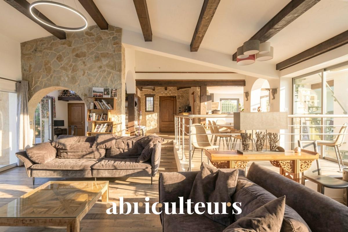 Demeure de caractère rénovée à Fuveau : 245 m² habitables, studio et piscine sur 3 800 m² - Photo 3