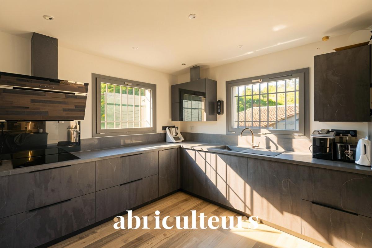 Demeure de caractère rénovée à Fuveau : 245 m² habitables, studio et piscine sur 3 800 m² - Photo 4