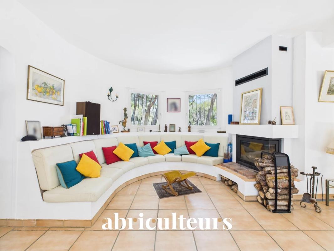 Ventabren (13122) – Maison d'architecte sur terrain arboré de 4 000 m² - Photo 2