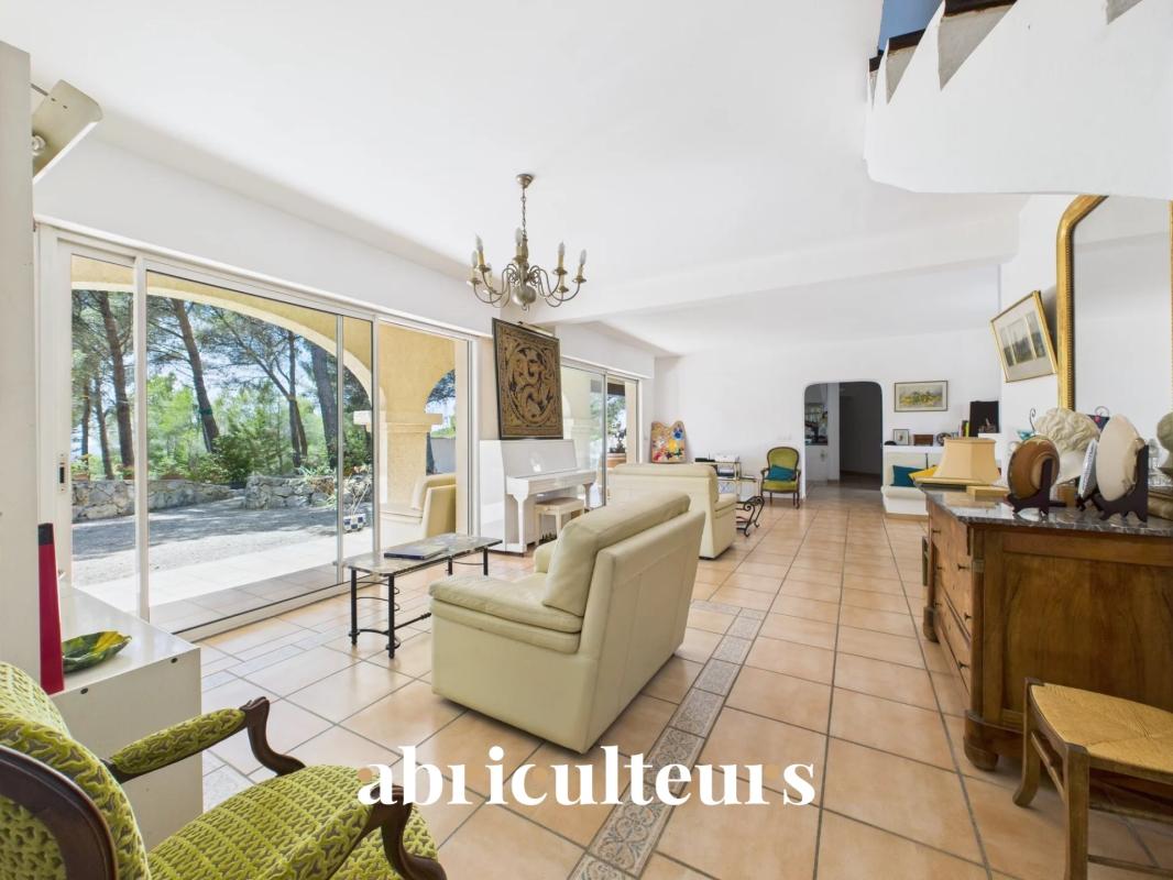 Ventabren (13122) – Maison d'architecte sur terrain arboré de 4 000 m² - Photo 3