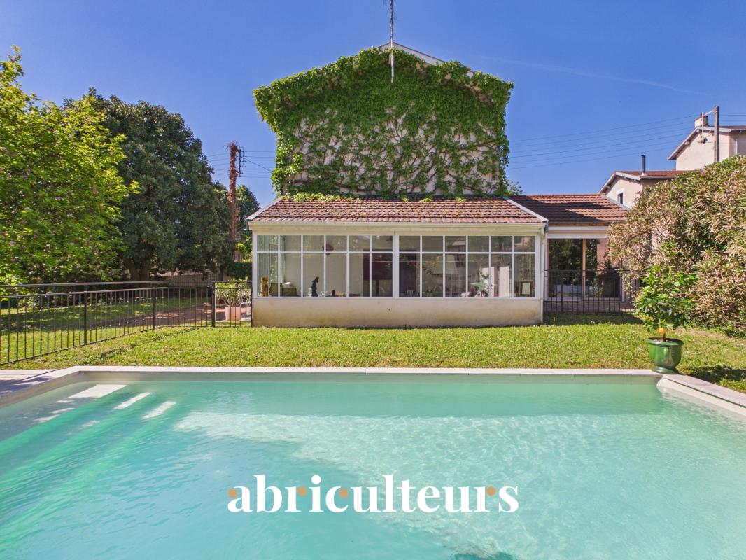 Écully – Maison familiale avec piscine sur une parcelle de 1 056 m² - Photo 2
