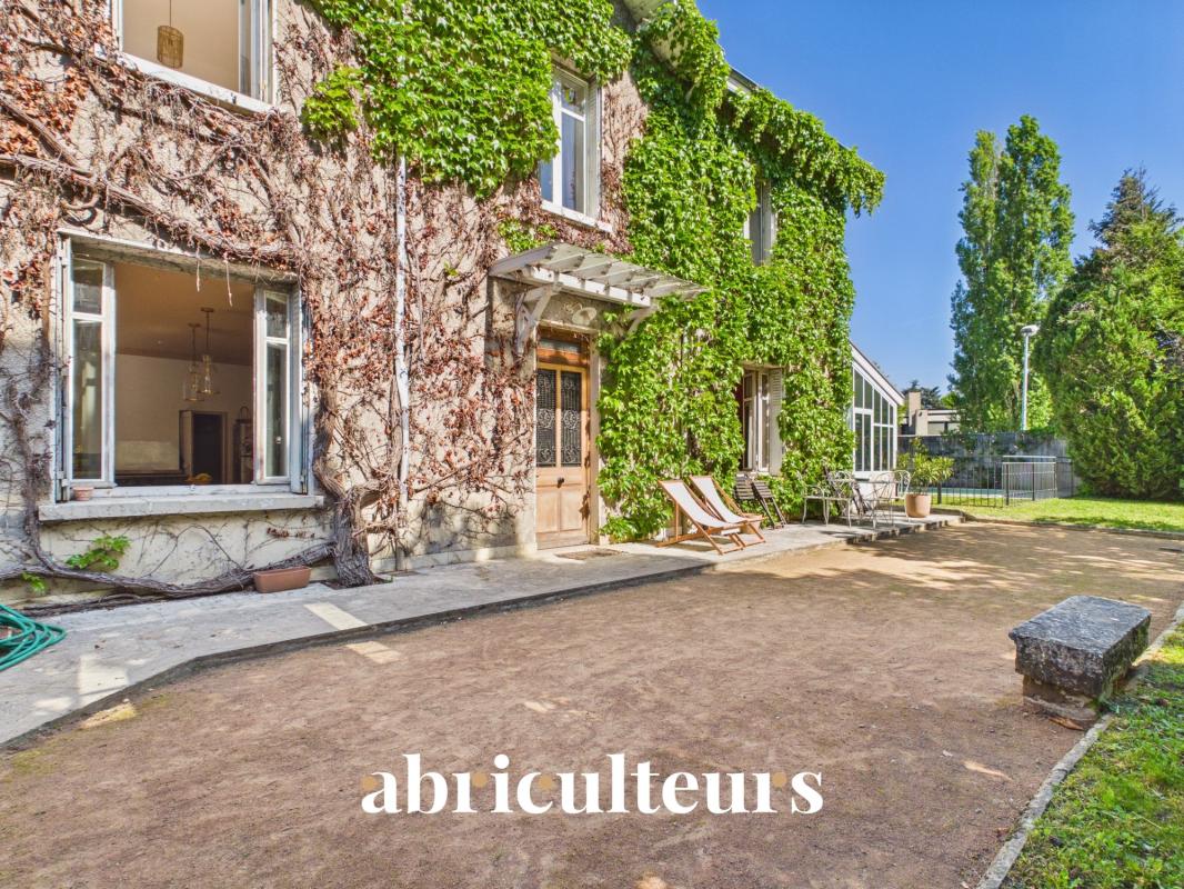 Écully – Maison familiale avec piscine sur une parcelle de 1 056 m² - Photo 3